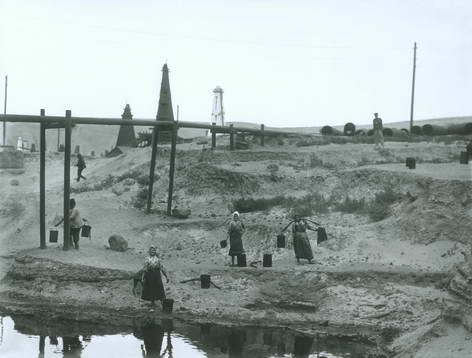 Баку. Нефтепровод на окраине Черного Города (1905г.).jpg