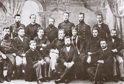 Группа первых практикантов Института экспериментальной медицины. В центре И.П. Павлов. Средний ряд 2-й слева - Г.С. Шубенко. Май 1893.jpg
