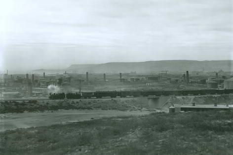 Баку. Вид на нефтеперерабатывающие заводы в Черном Городе, 1905г..jpg