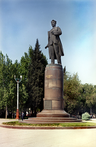 Баку. Памятник Самеду Вургуну..jpg