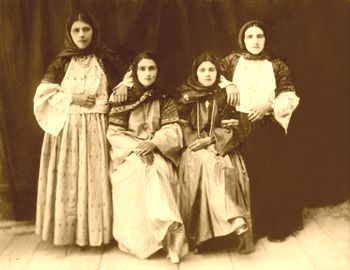 Rafik Шахбегим Бабаева первая слева с сестрами.jpg