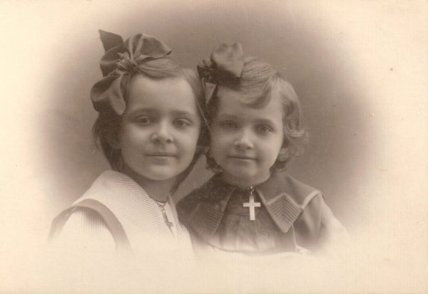 Сестры Мария и Ангелина Плескачевские.jpg