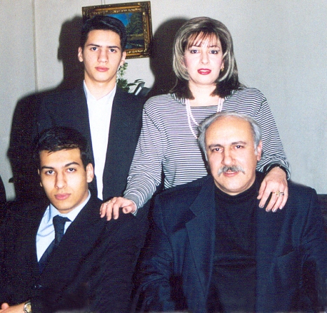 Э. Мансуров с семьей (2002).jpg