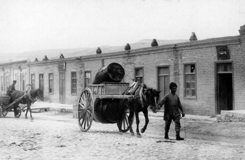 Баку. Повозки для перевоза нефти на Баиловском шоссе (1905г.).jpg