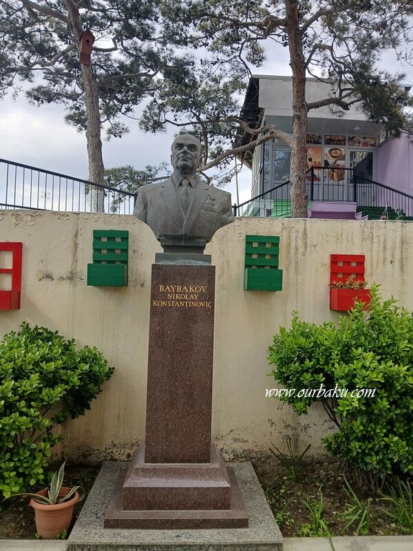 2026-04-15 154604 школа 67 бюст Байбаков фот.И.Лагутин.jpg