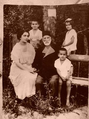 Тагиев с дочерью Лейлой и внуками.jpg