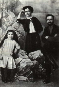 Джапаридзе с женой Варварой и дочерью Люцией (1913)