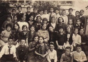 16 школа 1939 год (В.Портнов - третий справа в верхнем ряду).jpg