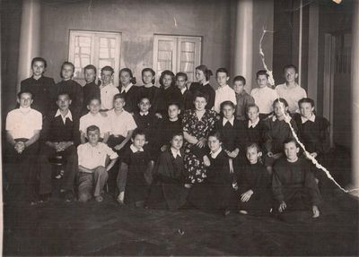 School 56 1954 9 klass Svetunya.jpg