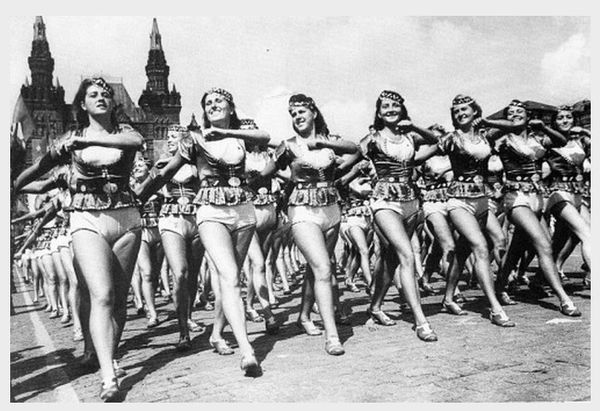 Bakin sport parad 1945.jpg