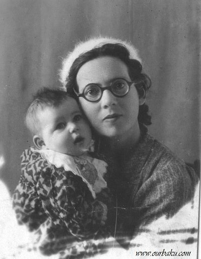 Л. Полякова с сыном Виктором. 1942г.