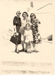 50годы.станция Мухтарово(Шаумяна).слева моя бабушка Аня(Нюра),мама Римма,Теть Тамара,Я!.jpg