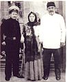 З. Алиев с родителями.jpg