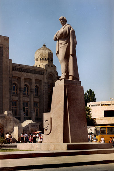 Баку. Памятник Джафару Джабарлы..jpg