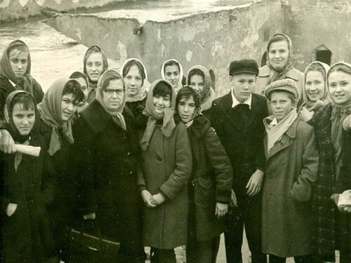 Храм огнепоклонников, 1964 год, 7 в класс школа №78. Классный руководитель Парфенова Полина Степановна.jpg