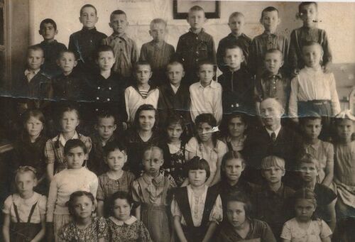 4б класс,школа№78,1949г.в матроске это виктор лотин..jpeg